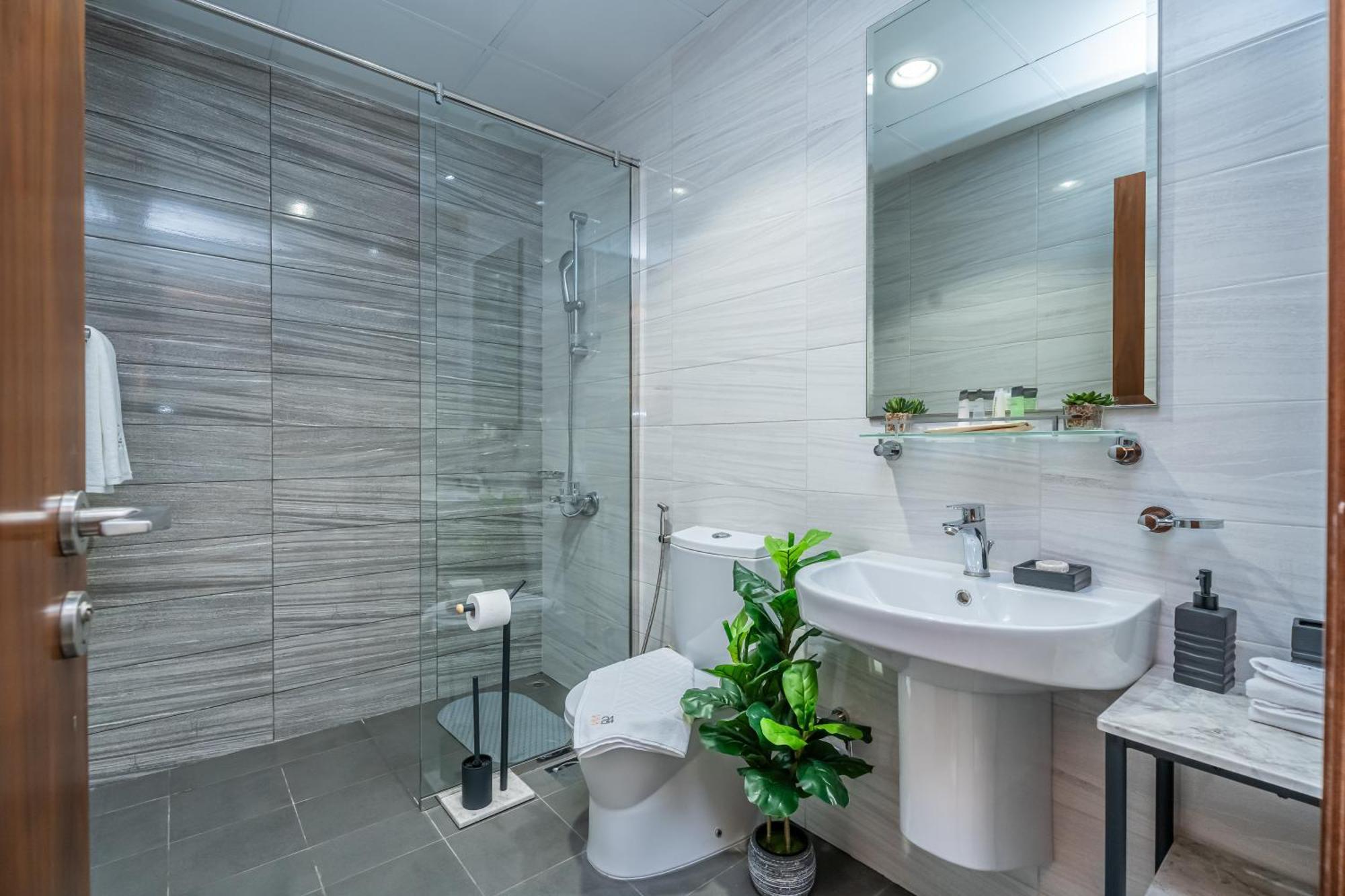 Escape 24 - Luxury Dunya Tower Downtown Near Mall Apartment *