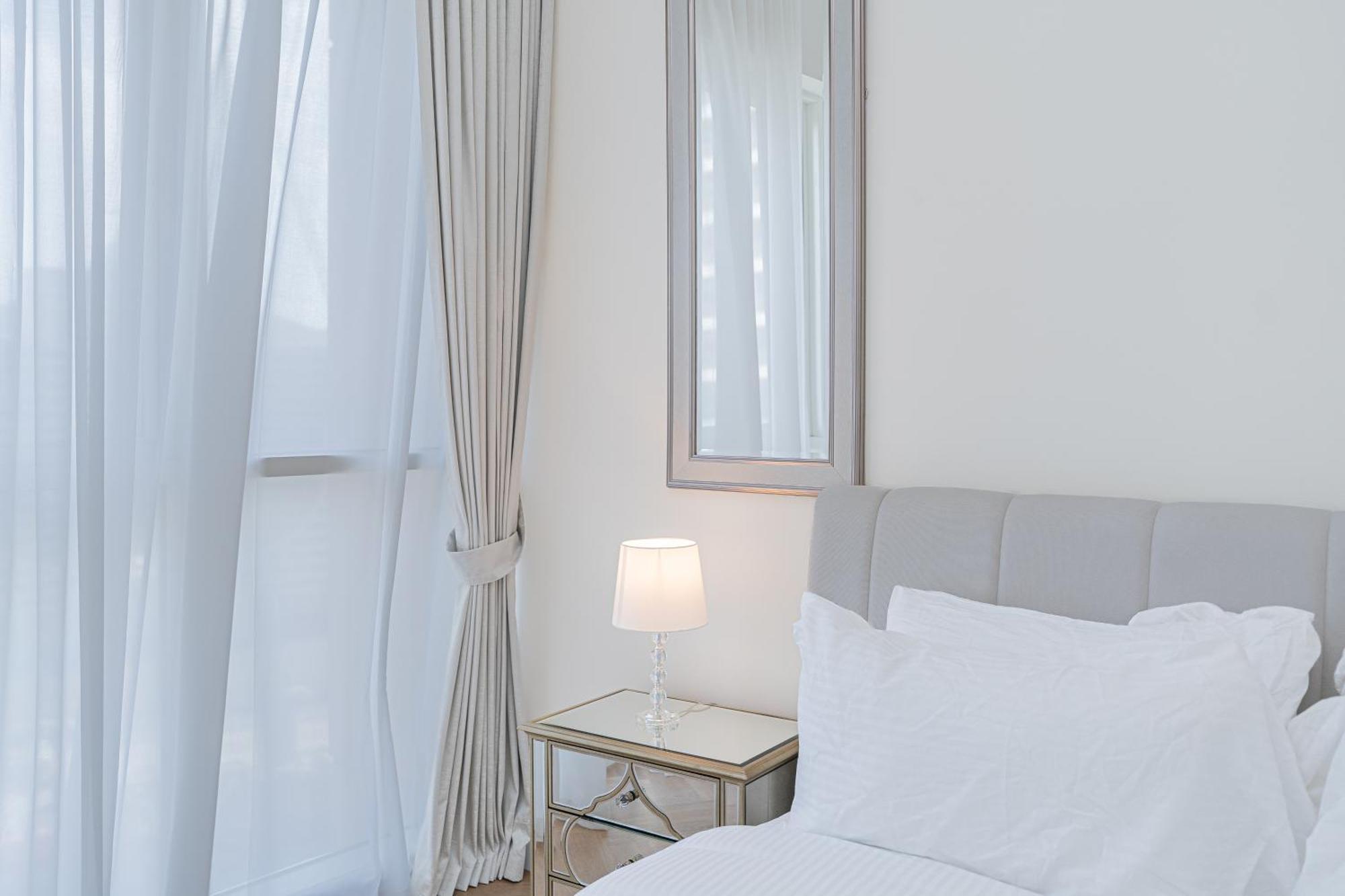 Escape 24 - Luxury Dunya Tower Downtown Near Mall * Dubai