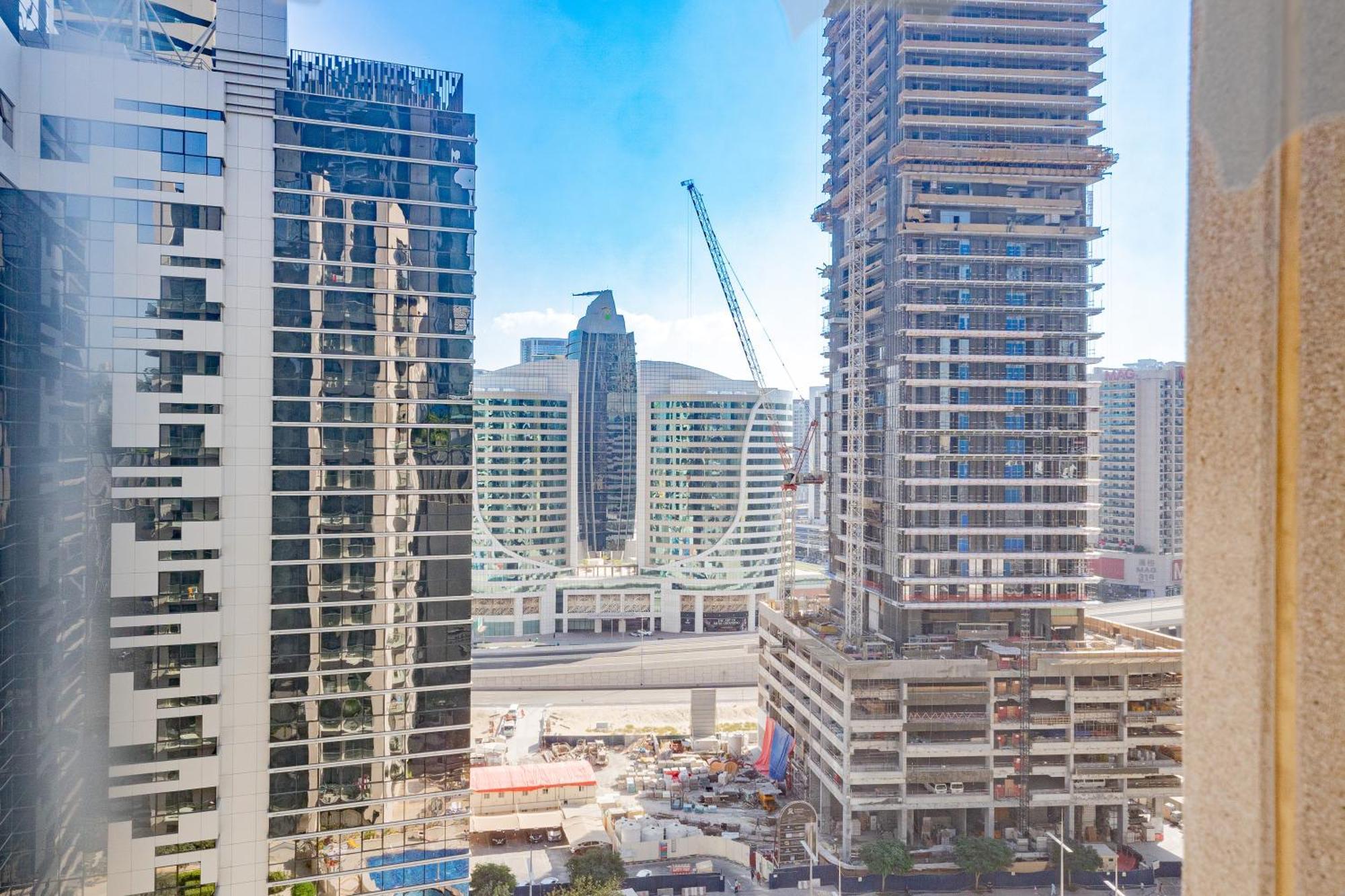 Escape 24 - Luxury Dunya Tower Downtown Near Mall Apartment *
