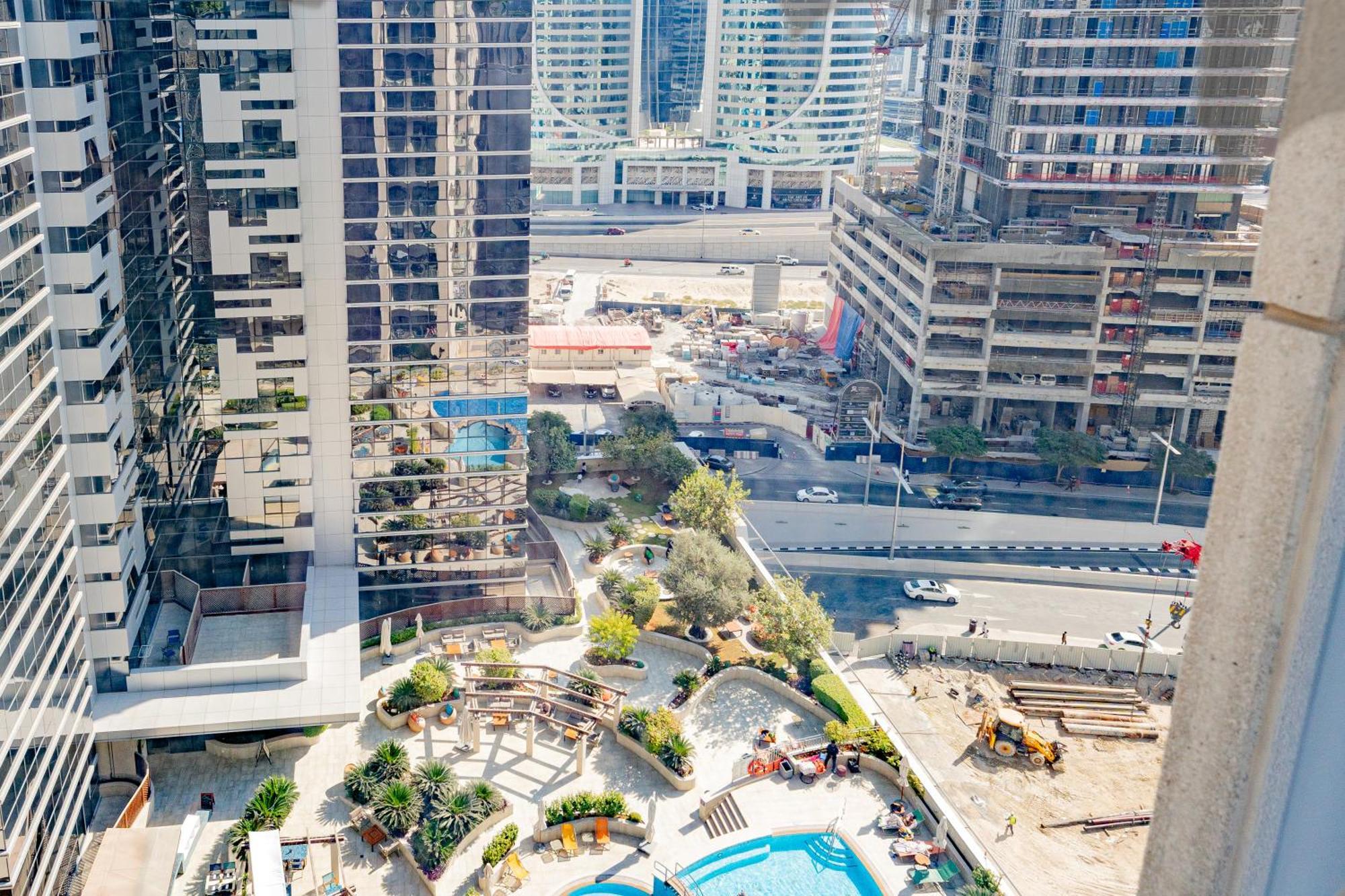 Escape 24 - Luxury Dunya Tower Downtown Near Mall Apartment *
